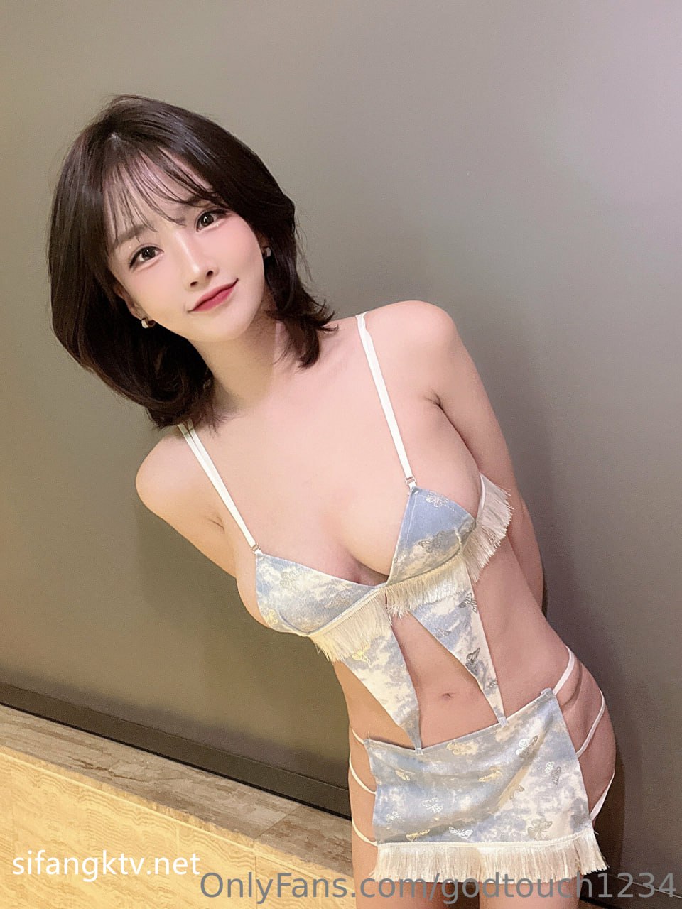 【2023-06-12】Fuxxing boobs in the car