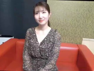 黑丝高跟小师妹全程露脸跟小哥激情啪啪，小嘴撑不下大鸡巴，撅着屁股掰开骚穴给狼友看特写，床上床下各种抽插